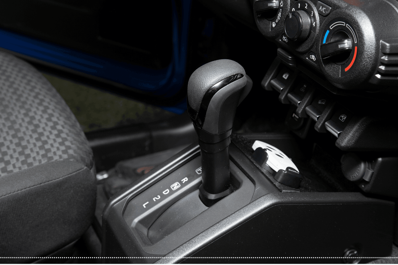 O imagine din interiorul unei masini care arata un schimbator auto